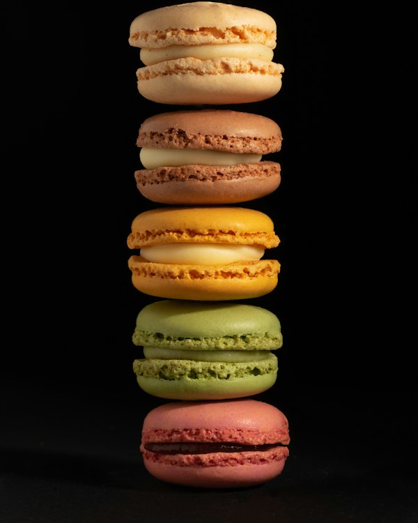 Menara macaron pelbagai perisa di Ella Macaron